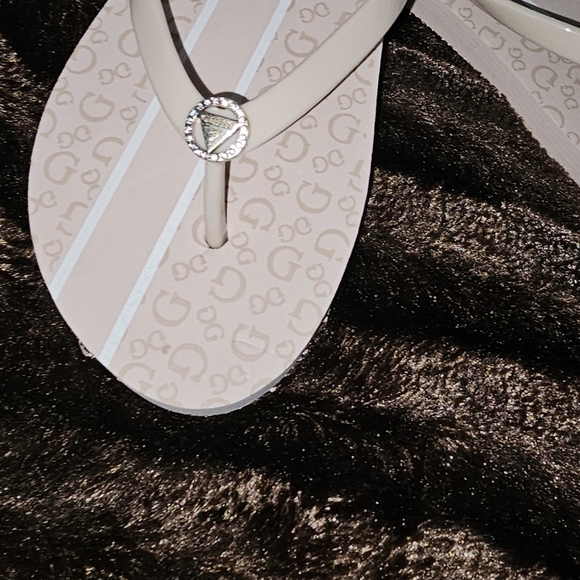 Guess flip flop sandals - Picture 2 of 3